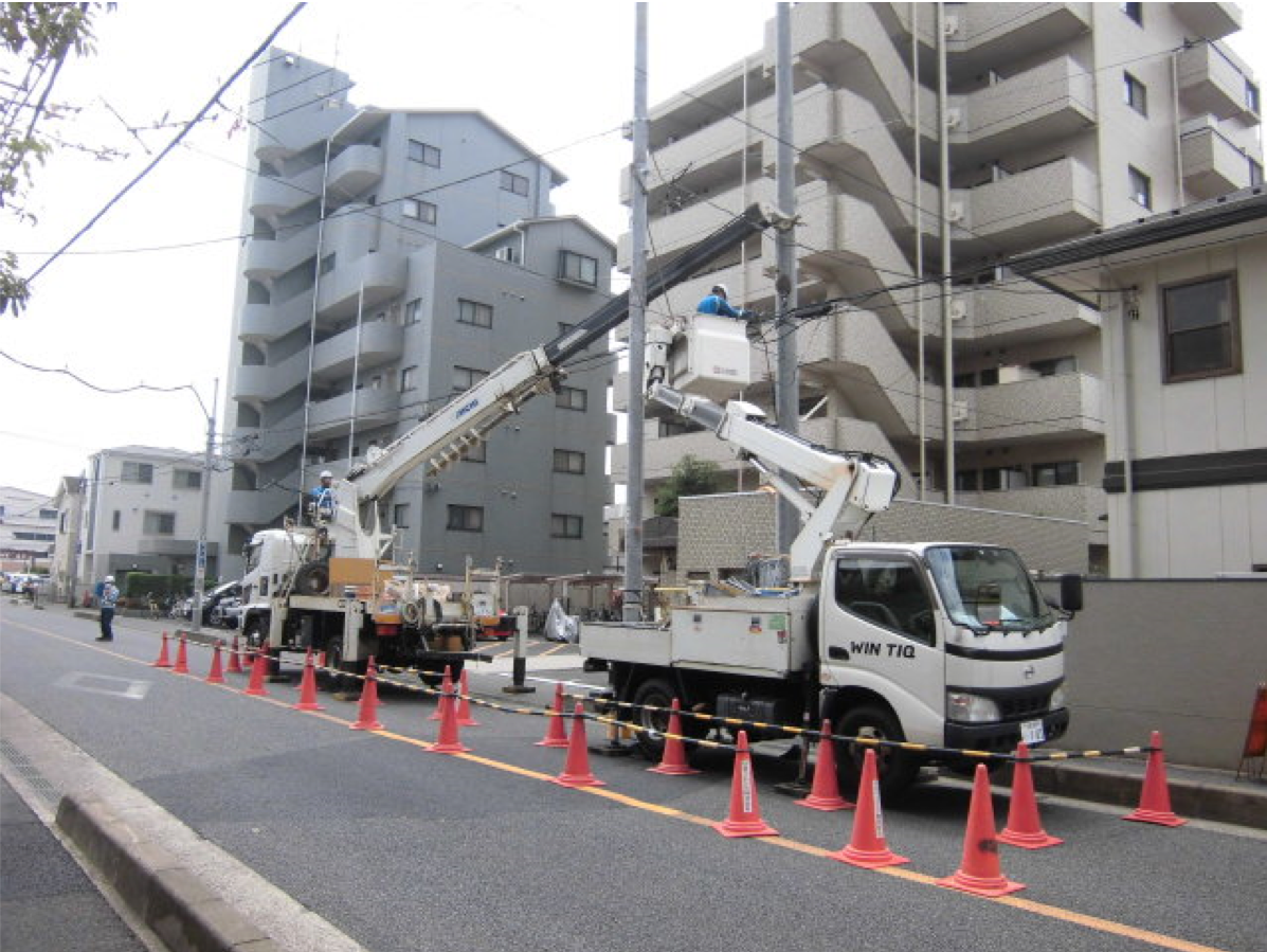 電柱の新設作業